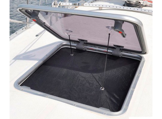 Flyscreen for hatches and portlights