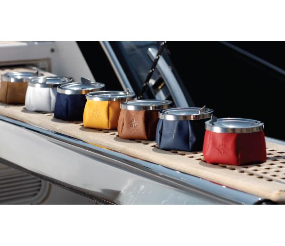 Marine Business Cenicero en Cuero con Tapa